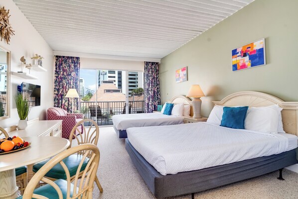 Relax in a beautifully furnished studio equipped with two comfortable queen-size beds, ideal for a small family or group of friends.