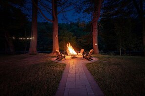 What a gorgeous space to relax and round up some s'more ingredients after dinner!