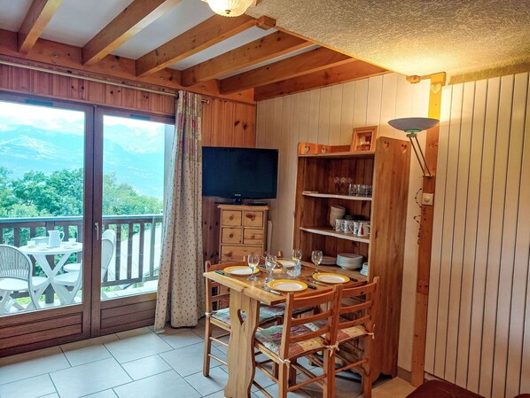 Property, Furniture, Table, Cabinetry, Shelf, Wood, Building, Interior Design, Floor, Beam