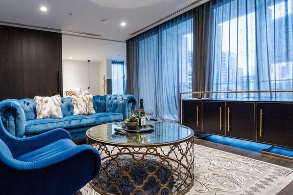 Bright and Inviting Living Room: Relax and Reconnect