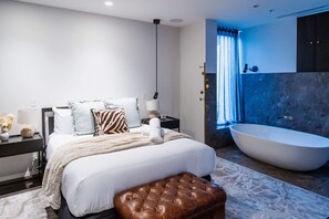 Luxurious Queen Ensuite with Relaxing Bathtub