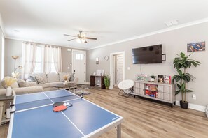 Spacious living room 