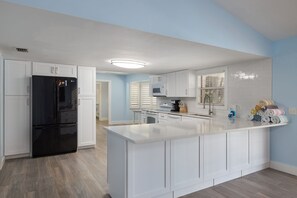 Renovated and fully equipped kitchen with breakfast bar