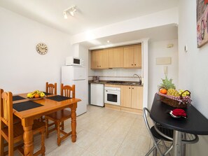 Tabelle, Möbel, Cabinetry, Countertop, Stuhl, Herd, Holz, Küchengerät, Küche, Haushaltsgerät