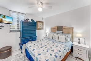 Queen Size Bedroom!