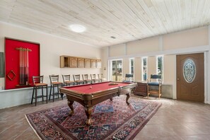 Billard table entertainment room!