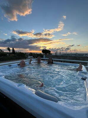 Outdoor spa tub