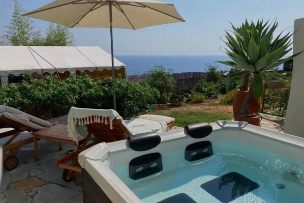 Outdoor spa tub