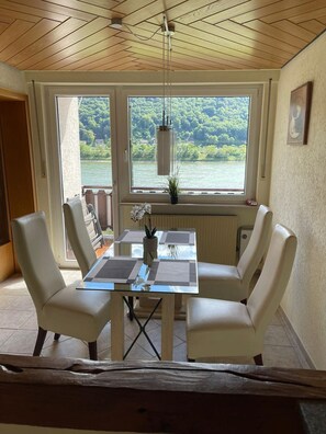 Esszimmer mit Rheinblick