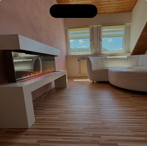 Wohn-Essbereich mit Kamin und Rheinblick