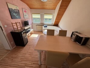 Wohn-Essbereich mit Rheinblick, Kamin und Weinkühlschrank