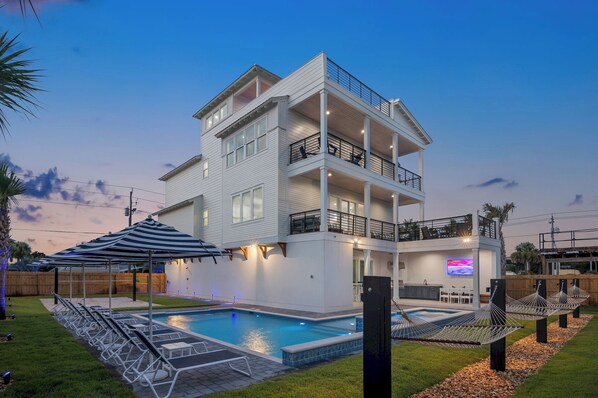 Welcome to Casa Blanca!