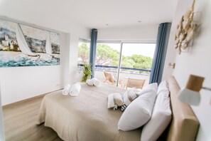Main bedroom with sea view
