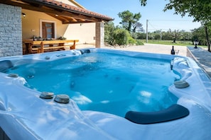Outdoor spa tub