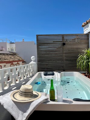 Outdoor spa tub