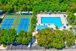 Huge pool, hot tub and tennis courts 