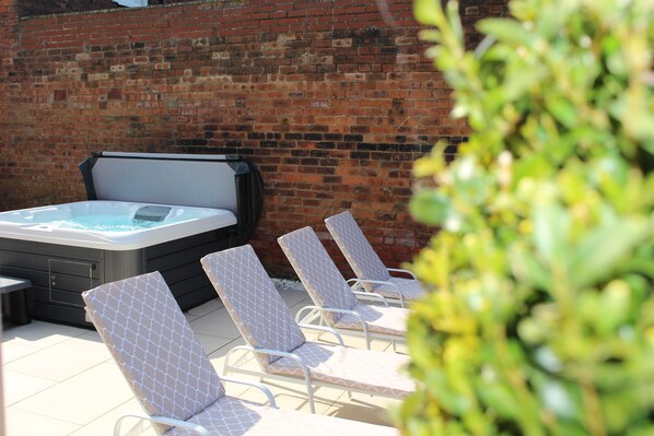 Outdoor spa tub