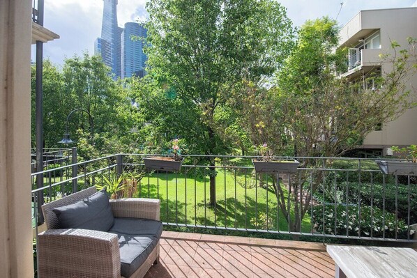 Your sunny balcony overlooks an acre of gardens with a pool, tennis court spa and gym, yet only a short walk to the city, botanic gardens, MCG and the Southbank precinct on the river