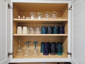 fully stocked kitchen, air fryer, blender and coffee maker