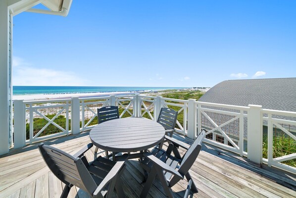 Paradise Loft | Exterior Dining & Lounging Area