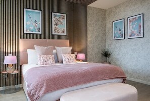 Bedroom with one king-size bed and two single sofa beds