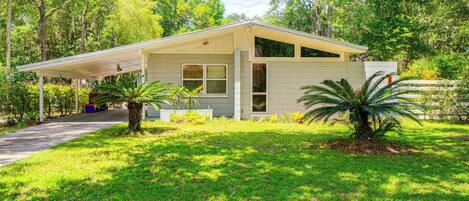 Gainesville Vacation Rental | 2BR | 1BA | 1,056 Sq Ft | 2 Steps Required
