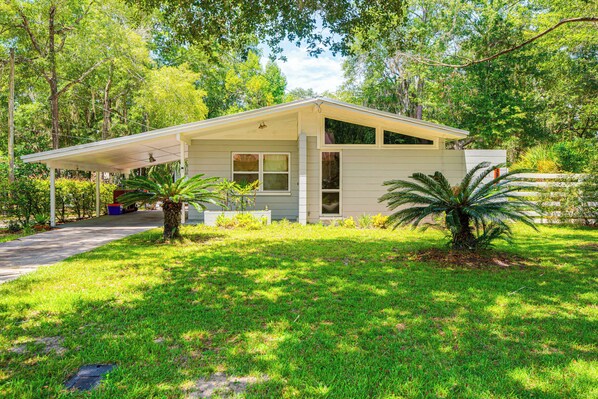 Gainesville Vacation Rental | 2BR | 1BA | 1,056 Sq Ft | 2 Steps Required