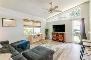 Living Room | High Ceilings | Board Games | Free WiFi