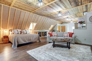 Studio | King Bed | TV w/ DIRECTV | Linens Provided