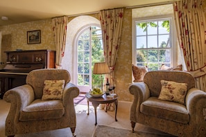 Garden Cottage, Richmond: Sitting room leading out to the garden