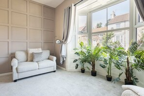 High Street, Loftus - Host & Stay
