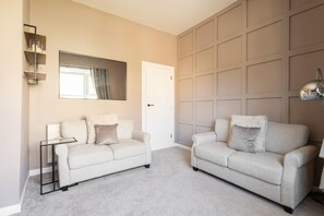 High Street, Loftus - Host & Stay