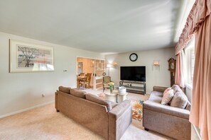 Living Room | 1st Floor | Smart TV | Board Games