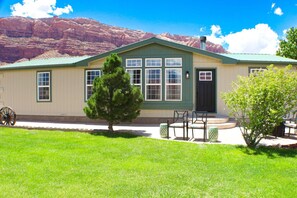 Front of house & yard