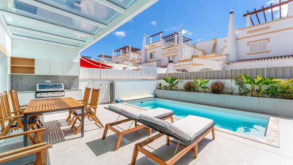 The outside patio is perfect to relax, either on the pool or having a grilled meal
#patio #pool #BBQ #algarve #portugal