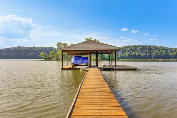 Athens Vacation Rental | 4BR | 3BA | 2,312 Sq Ft | 3 Steps Required to Enter