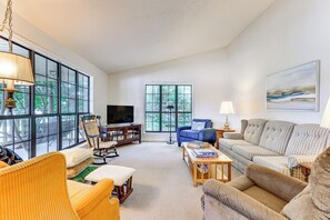 Living Room | 1st Floor | Smart TV | Central Heating & A/C | Free WiFi