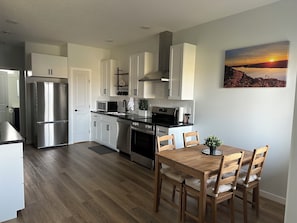 Kitchen & Dining