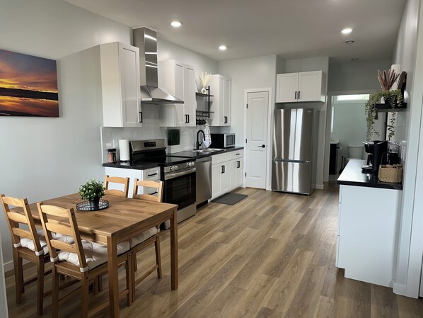 Kitchen & Dining