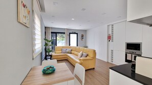 Charming dining table—ideal for intimate breakfasts or romantic dinners. Perfectly situated, just a stroll away from Machico’s vibrant center. #two #apartment
