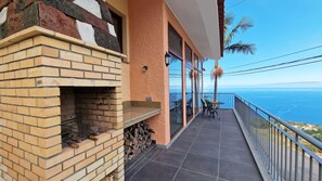Casa Clementine by LovelyStay offers a barbecue experience with ocean and bay views, modern amenities, and a spacious terrace. #bbq #funchal #V3house