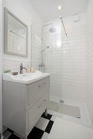 Bathroom with Shower | Book Now with RENTUJEMY.COM