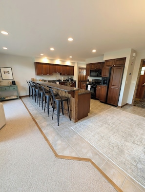 Large, fully equipped kitchen for big family meals. Peninsula seating for 6.
