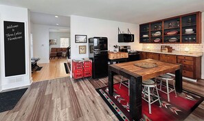 Hungry? Kitchen's fully equipped. 