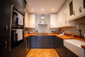 One Stop Short Lets fully Equipped kitchen Airbnb Property