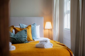 One Stop Short Lets Canary Wharf King Size Bed