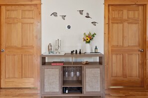 Mix up a cocktail or mocktail with our swanky bar set