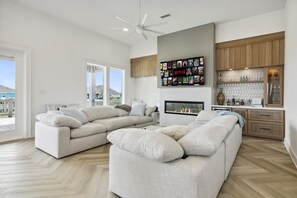 Perfect for Relaxation: Unwind after a beach day in this comfortable living space