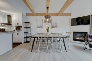Salle à dîner avec foyer au propane
