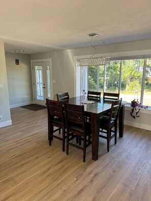 Dining area with seating for 6